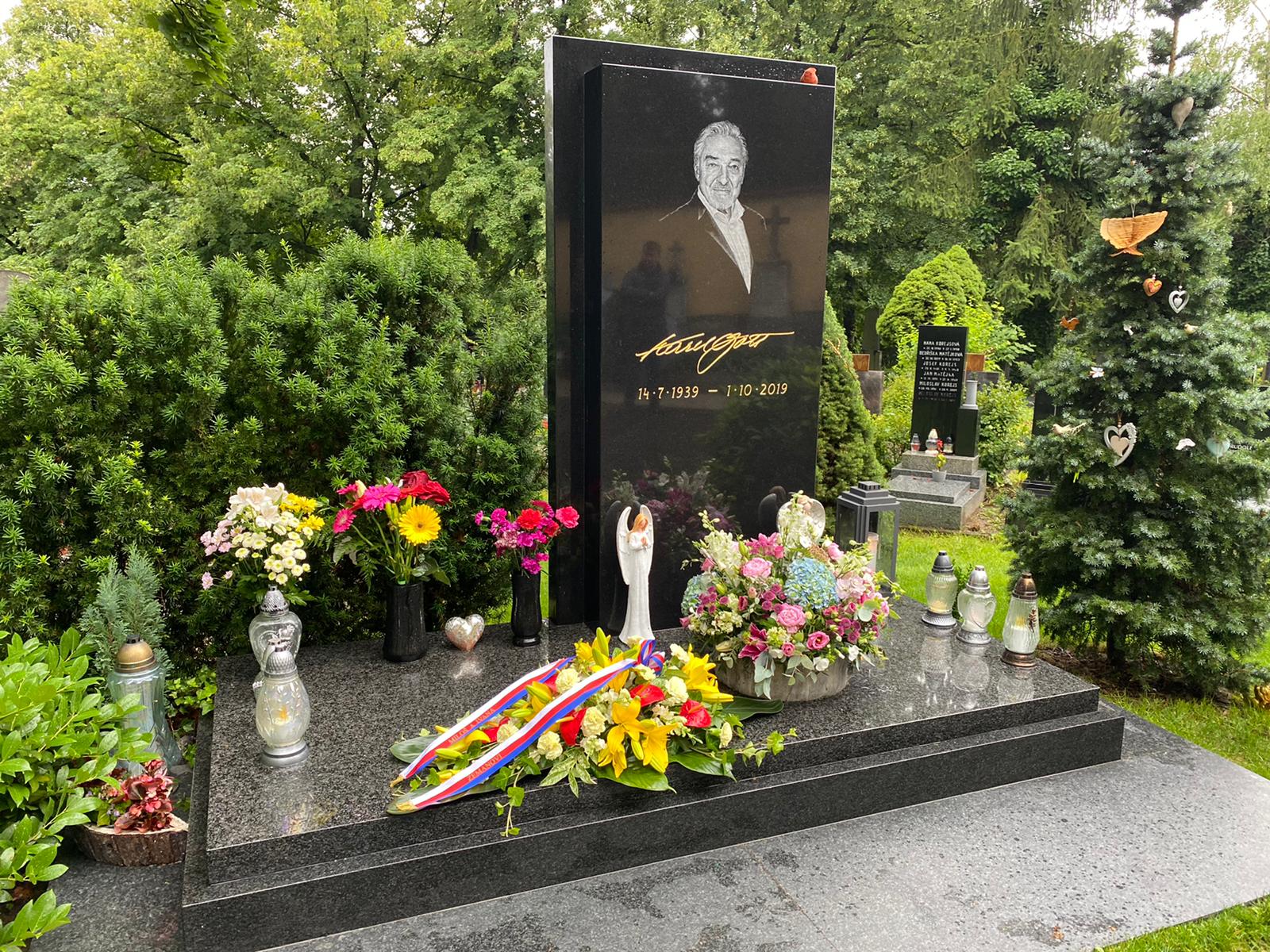 Frekvence 1: Prezident Miloš Zeman uctil památku Karla Gotta! V&nbsp;říjnu ho in memoriam vyznamenám, připomněl