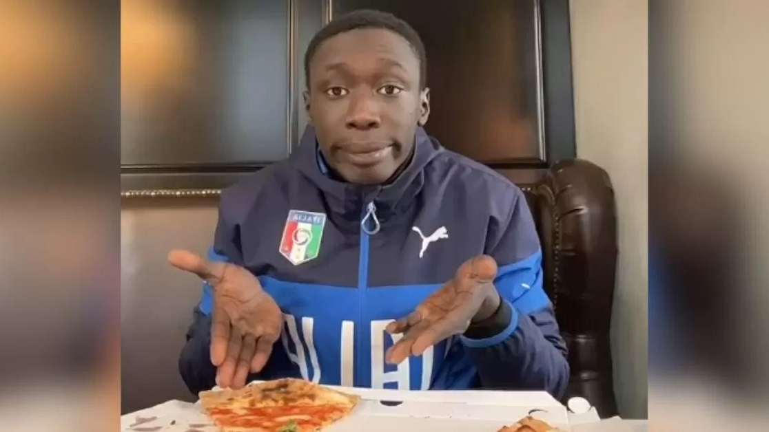 Mladík si střílí z&nbsp;nesmyslů na&nbsp;sociálních sítích. Jeho videa vás dostanou do kolen