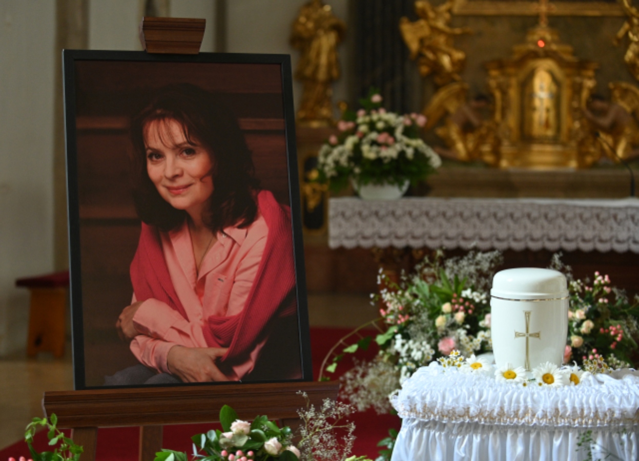 Sbohem od rodiny, přátel i města Šlapanice. Místní na Popelku vzpomínají rádi, krásně se smála