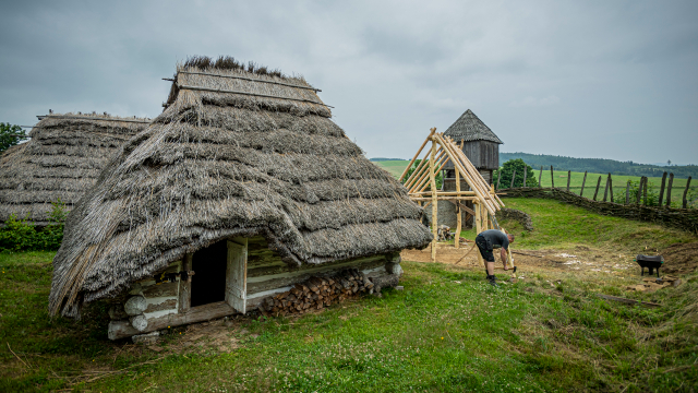 Milovníci historie ve Vítkově budují repliku středověkého sídla. Pracuje tu i letecký inženýr nebo astrofyzik