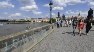 Karlův most opět čelil útoku sprejera, nápis je menší než minulý týden