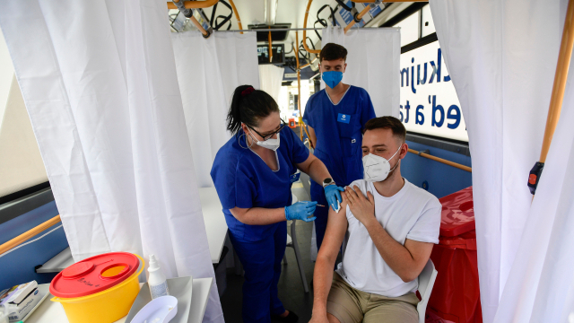 Po Praze bude jezdit očkovací autobus! Přijmou vás v něm bez registrace