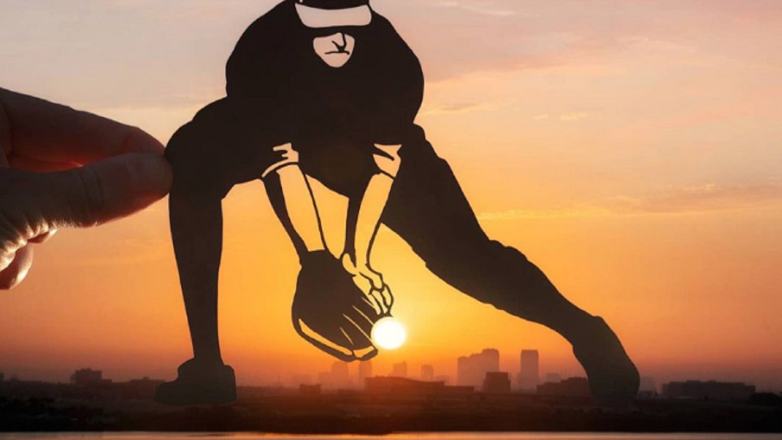 GALERIE: Tenhle chlapík předělává fotografie známých památek na&nbsp;hodně vtipné snímky! Mrkněte na&nbsp;pár nejlepších