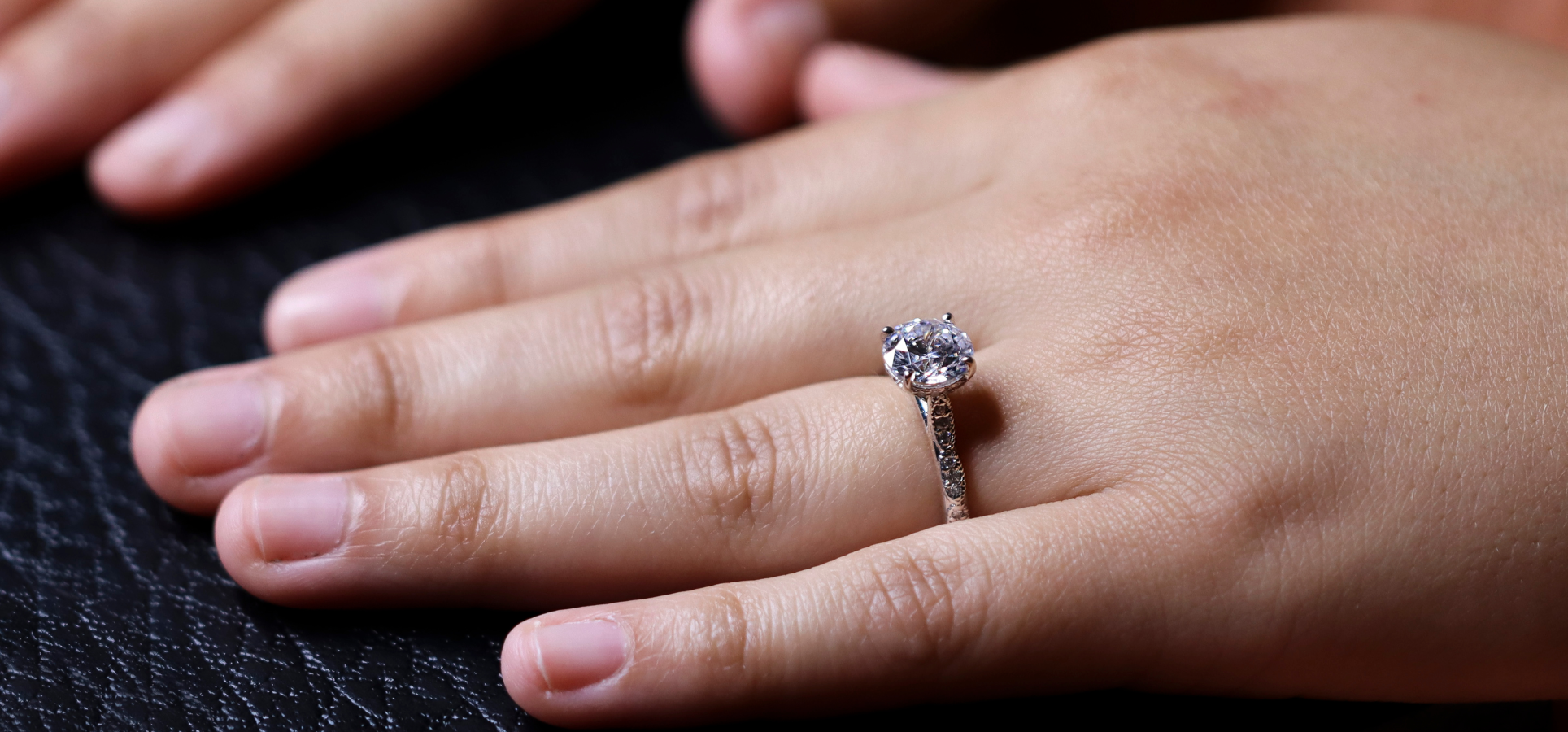 Anonym před 14 lety našel prsten. Od té doby se na&nbsp;něj lepila jen smůla, teď ho odevzdal na&nbsp;policii