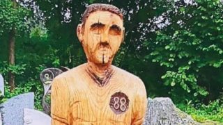 Musel odstranit sochu z&nbsp;hrobu svého otce. Prý připomínala Hitlera