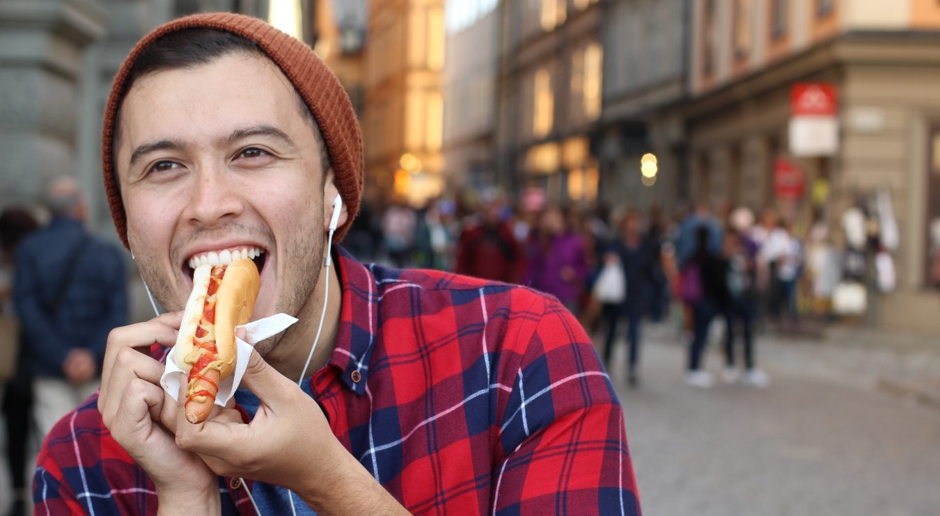 Rekord v&nbsp;jezení hot dogů opět překonán. Legendární jedlík překonal svůj vlastní úspěch a&nbsp;zdecimoval soupeře