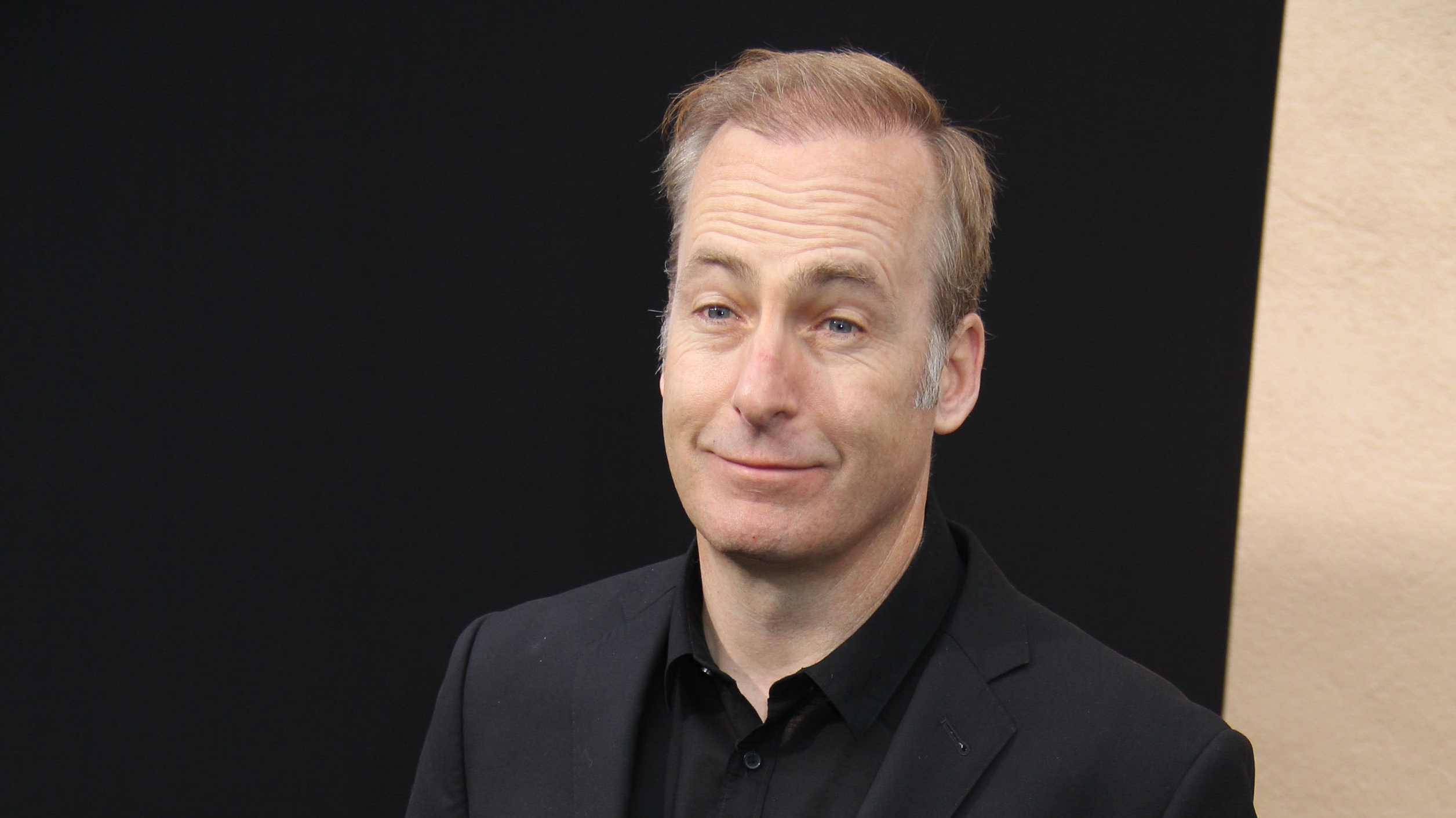 Herec Bob Odenkirk (58) zkolaboval při&nbsp;natáčení seriálu Volejte Saulovi. Zůstává v&nbsp;nemocnici