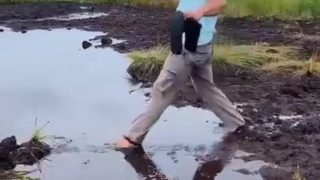 Virální video: Turista neodhadl hloubku bažiny. Jeho pád nyní baví celý internet