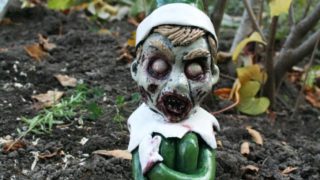 GALERIE: Chcete dobře ochránit svou zahradu? Pořiďte si zombie trpaslíky!
