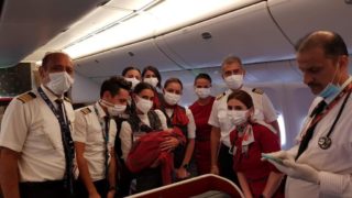 Místo lékaře sloužily letušky: Žena prchající z&nbsp;Afghánistánu porodila dceru během evakuačního letu do Británie