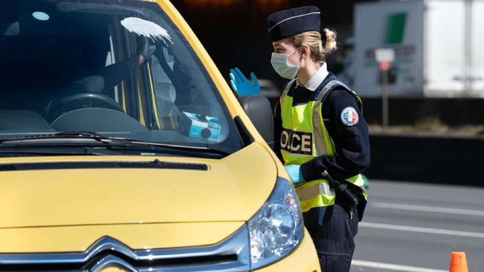 Policisté ve Francii zastavili jedenáctiletého chlapce, který vezl domů svého opilého otce