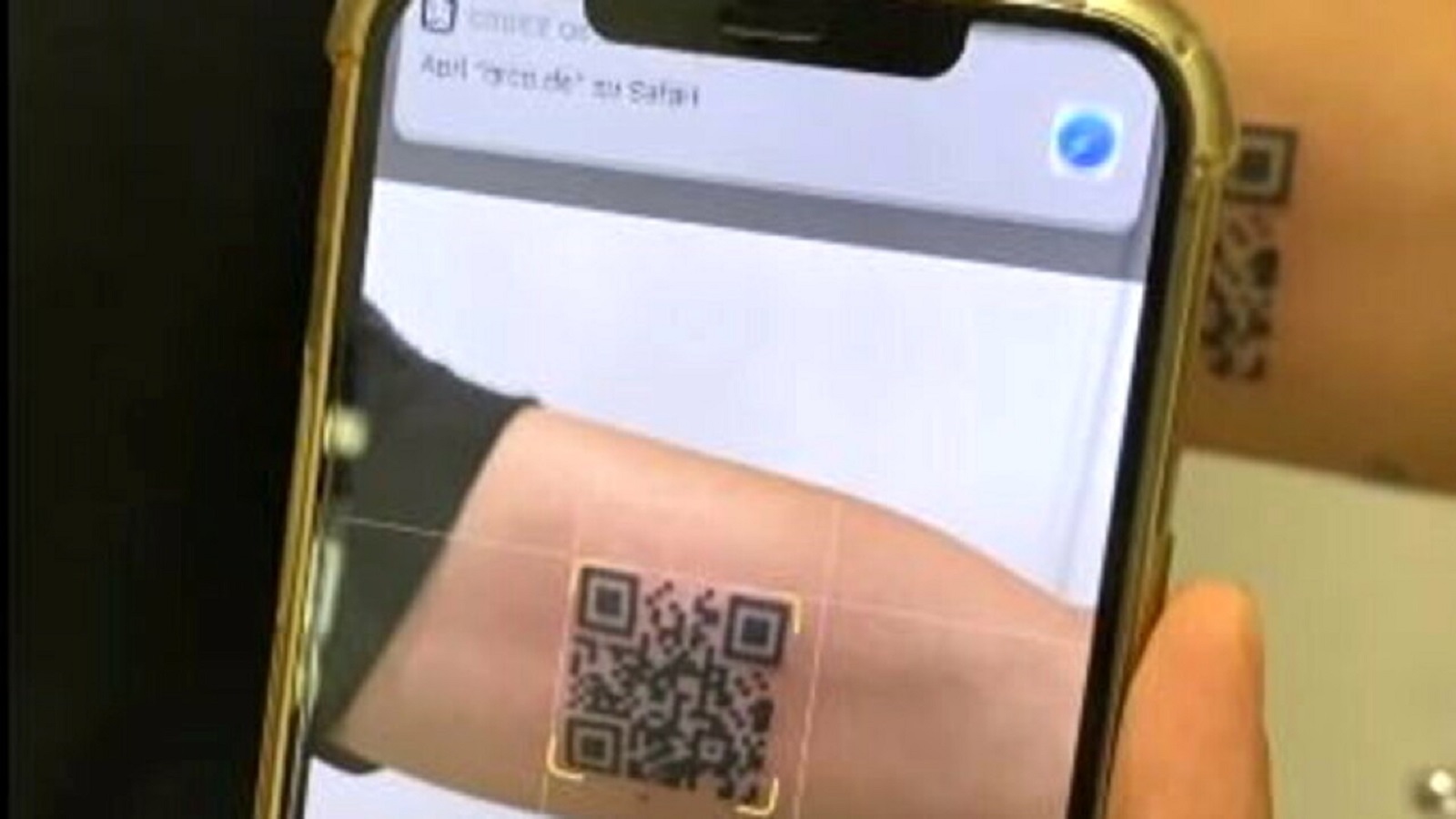 Takhle ho bude mít pořád u sebe: Mladík si na ruku nechal vytetovat QR kód ze svého covid průkazu