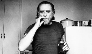 Mistrný autor kontroverzních témat Charles Bukowski by dnes oslavil 101 let. Proč jsou jeho knihy tak populární?
