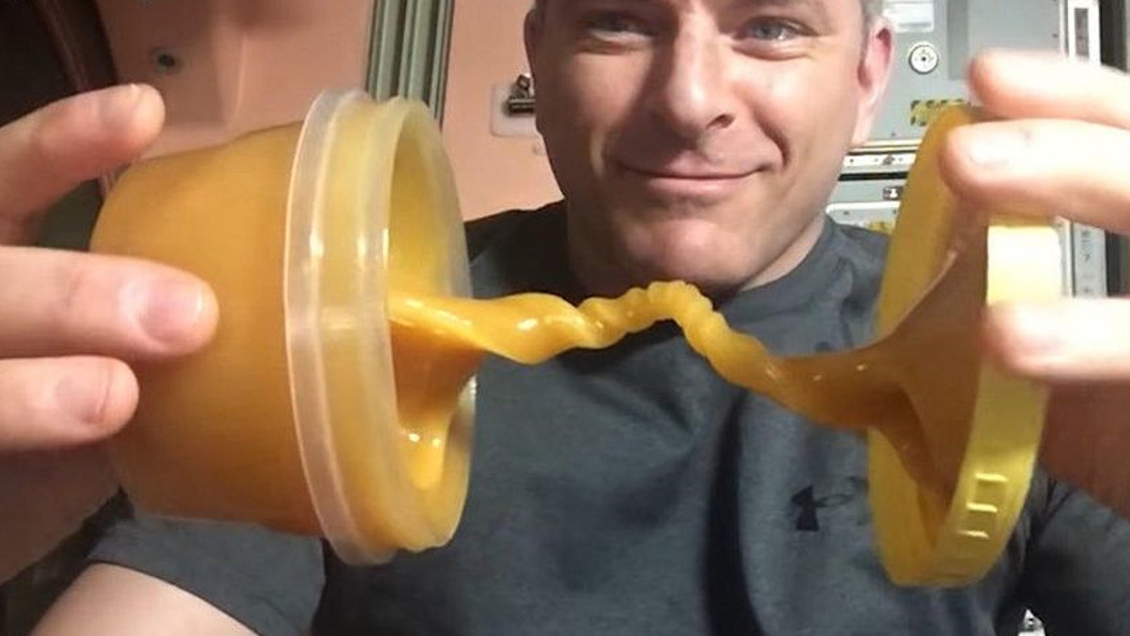 Virální video: Astronaut v&nbsp;něm ukazuje, jak se med chová ve vesmíru