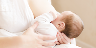 Žena vyrábí šperky z&nbsp;mateřského mléka