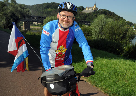 Koloběžkový výlet z&nbsp;Paříže do Prahy vynesl 100&nbsp;000 korun na&nbsp;charitu. Ústečan strávil na&nbsp;koloběžce 140 hodin