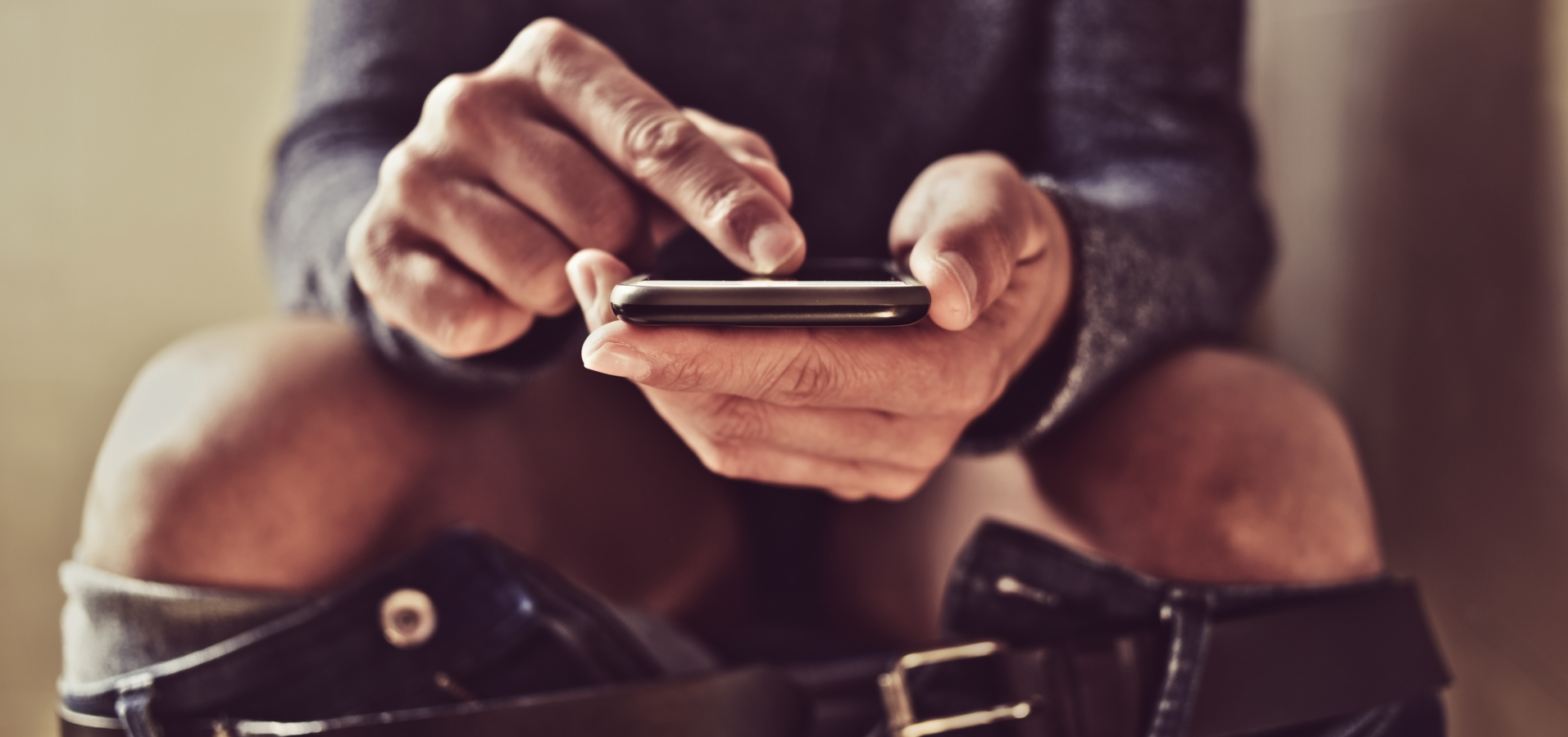 Muž tráví hodiny zamčený na&nbsp;toaletě. Manželku jeho chování dohání k&nbsp;šílenství