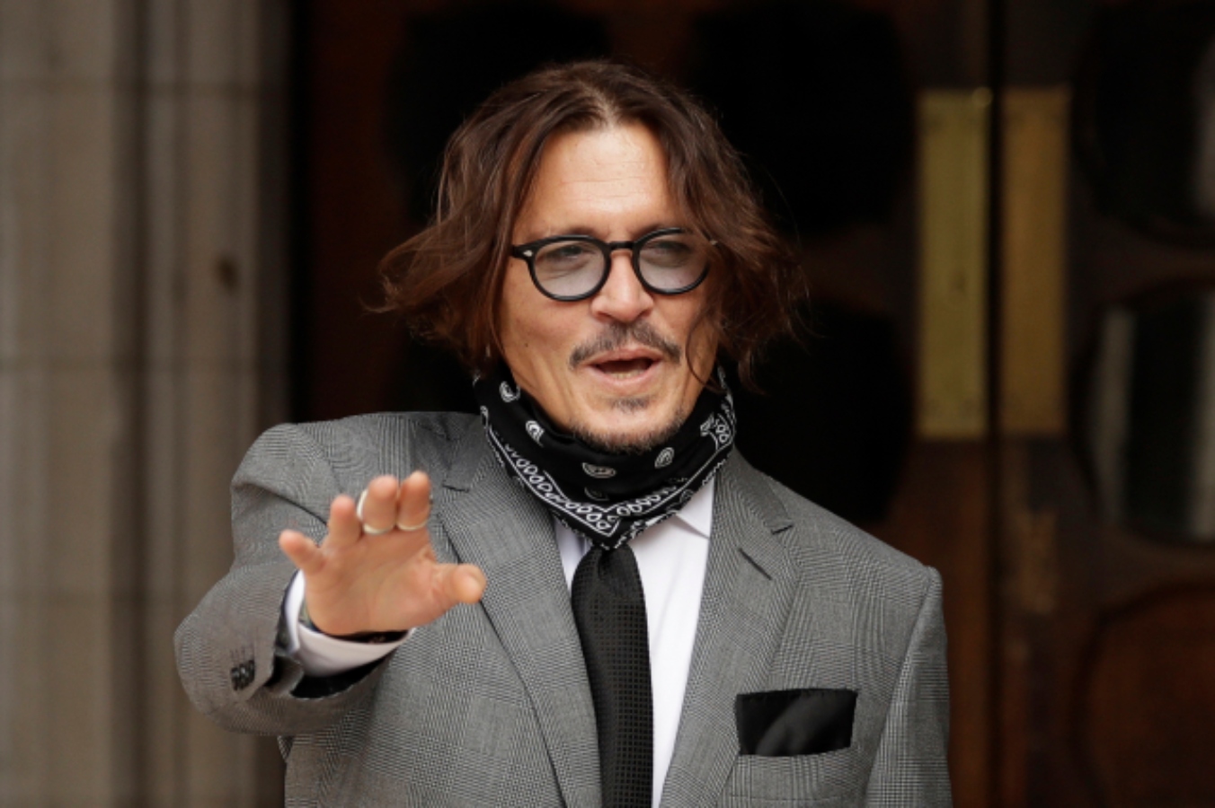Po nezdvořilých zpožděních se Depp omluvil. Odpustil mu jak Bartoška, tak Eben