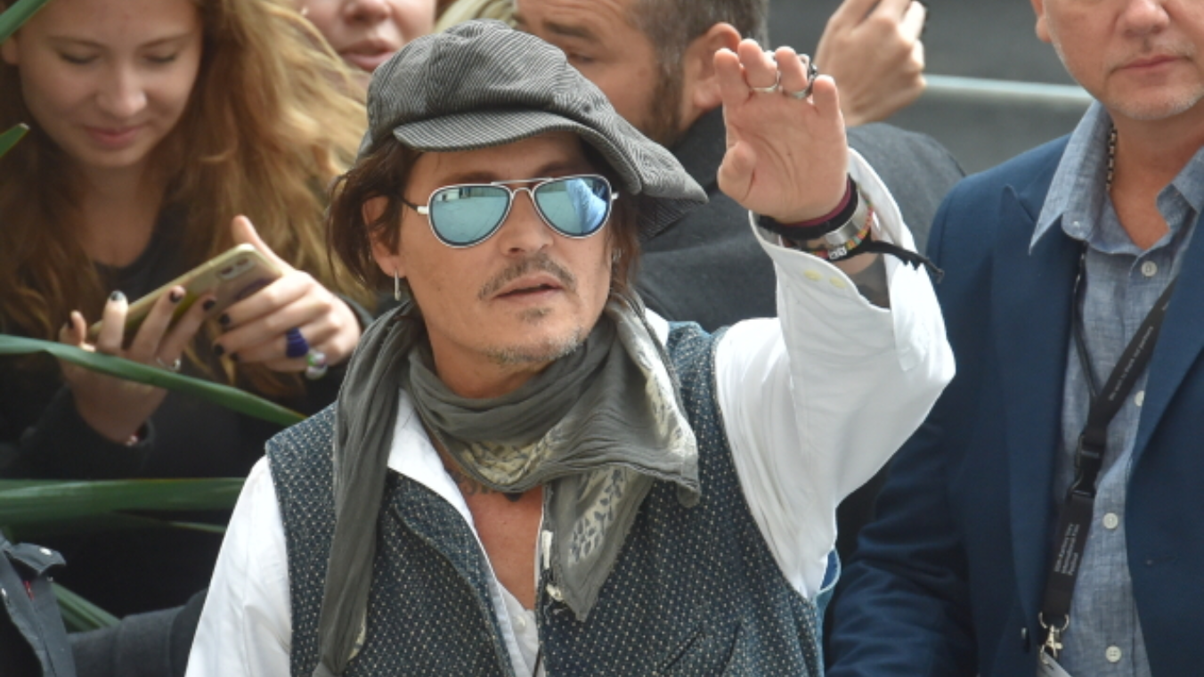 Johnny Depp si závěr festivalu v Karlových Varech užil. Na hotel se dostal k ránu, museli ho podpírat