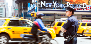 Úžasná záchrana: Muž ztratil vědomí a&nbsp;spadl do kolejiště. Život mu zachránil duchapřítomný strážník