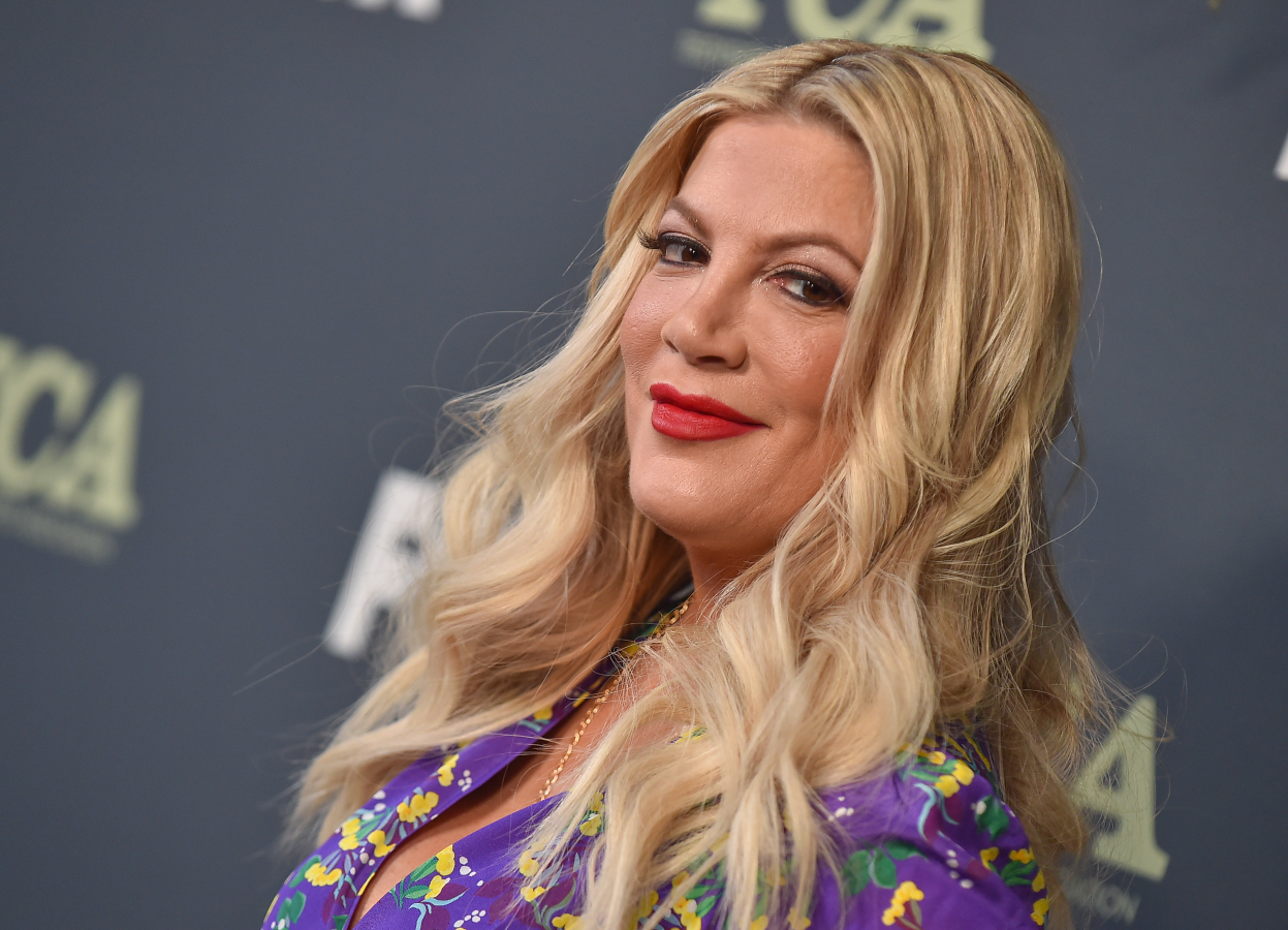 Děsivý vzhled plný botoxu je pryč. Představitelka Donny Tori Spelling se pochlubila skvělou figurou