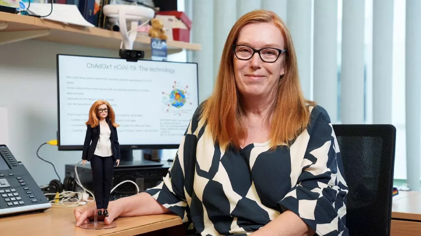 Nová panenka barbie vypadá jako vědkyně, která je za vakcínou AstraZeneca