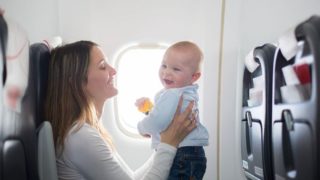 Pozor, tady bude batole: Letecká společnost své zákazníky předem varuje, na&nbsp;jakém místě budou s&nbsp;dospělými i&nbsp;malé děti