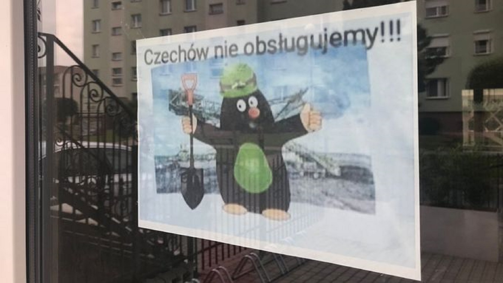 Sem raději nejezdit: “Čechy neobsluhujeme,” hlásá cedule na dveřích polského výčepu