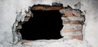 Nastěhoval se do nového domu. Hned první den objevil ve stěně panenku s&nbsp;děsivým vzkazem