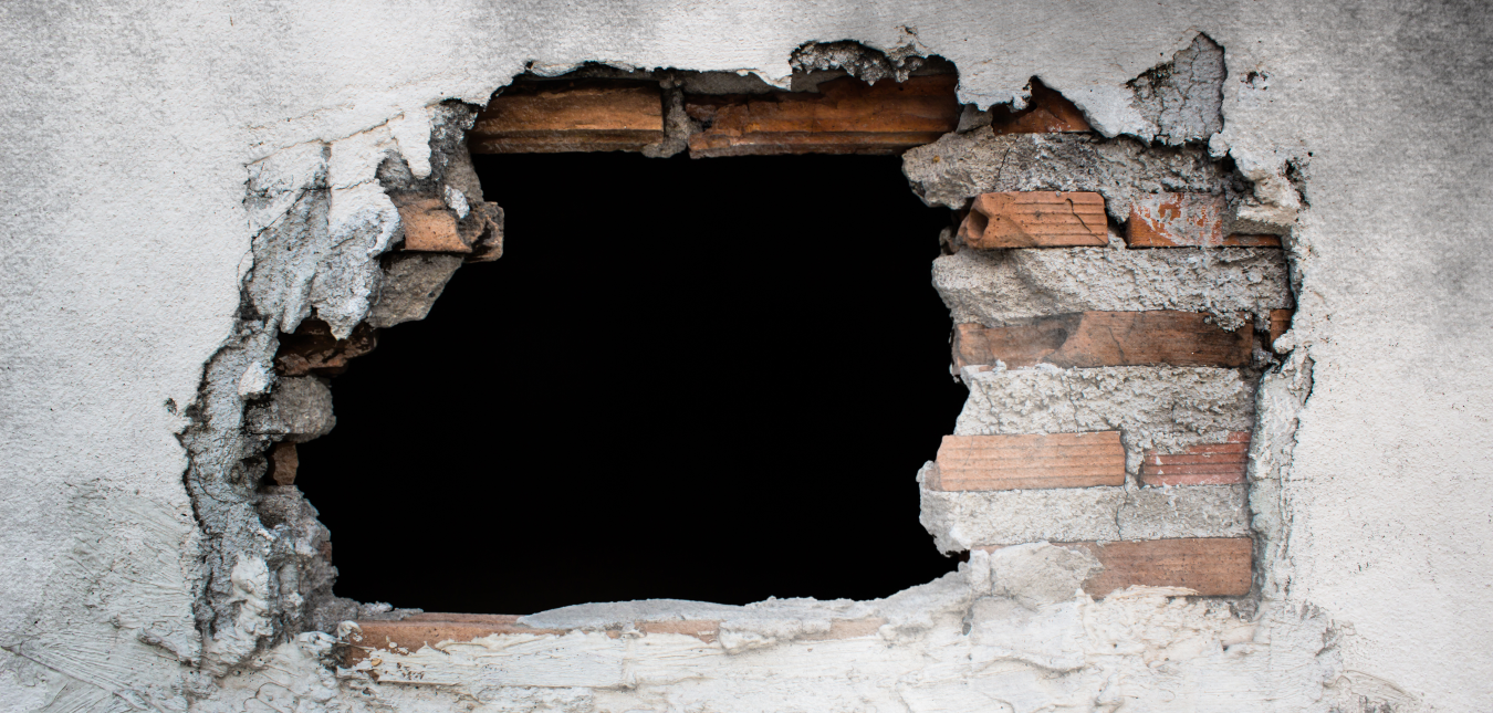 Nastěhoval se do nového domu. Hned první den objevil ve stěně panenku s&nbsp;děsivým vzkazem