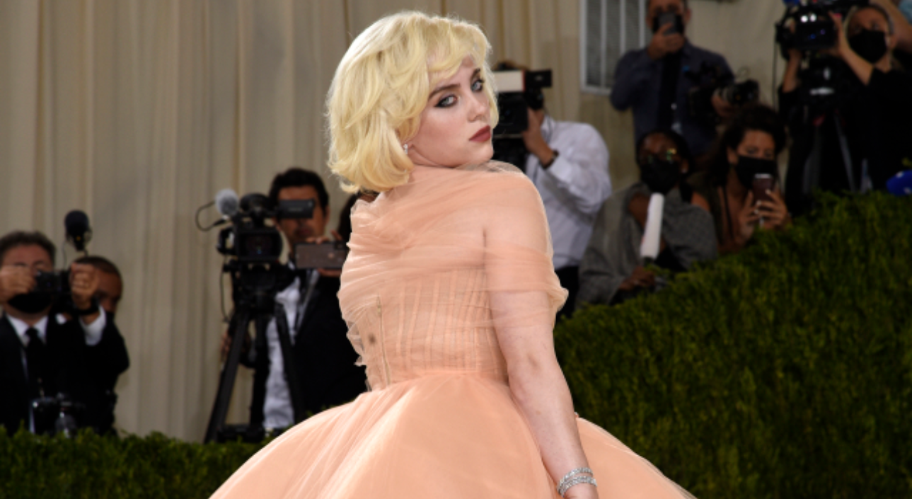 Všechno při&nbsp;starém. Billie Eilish se vrátila k&nbsp;hnědým vlasům a&nbsp;objemným modelům. Proč?