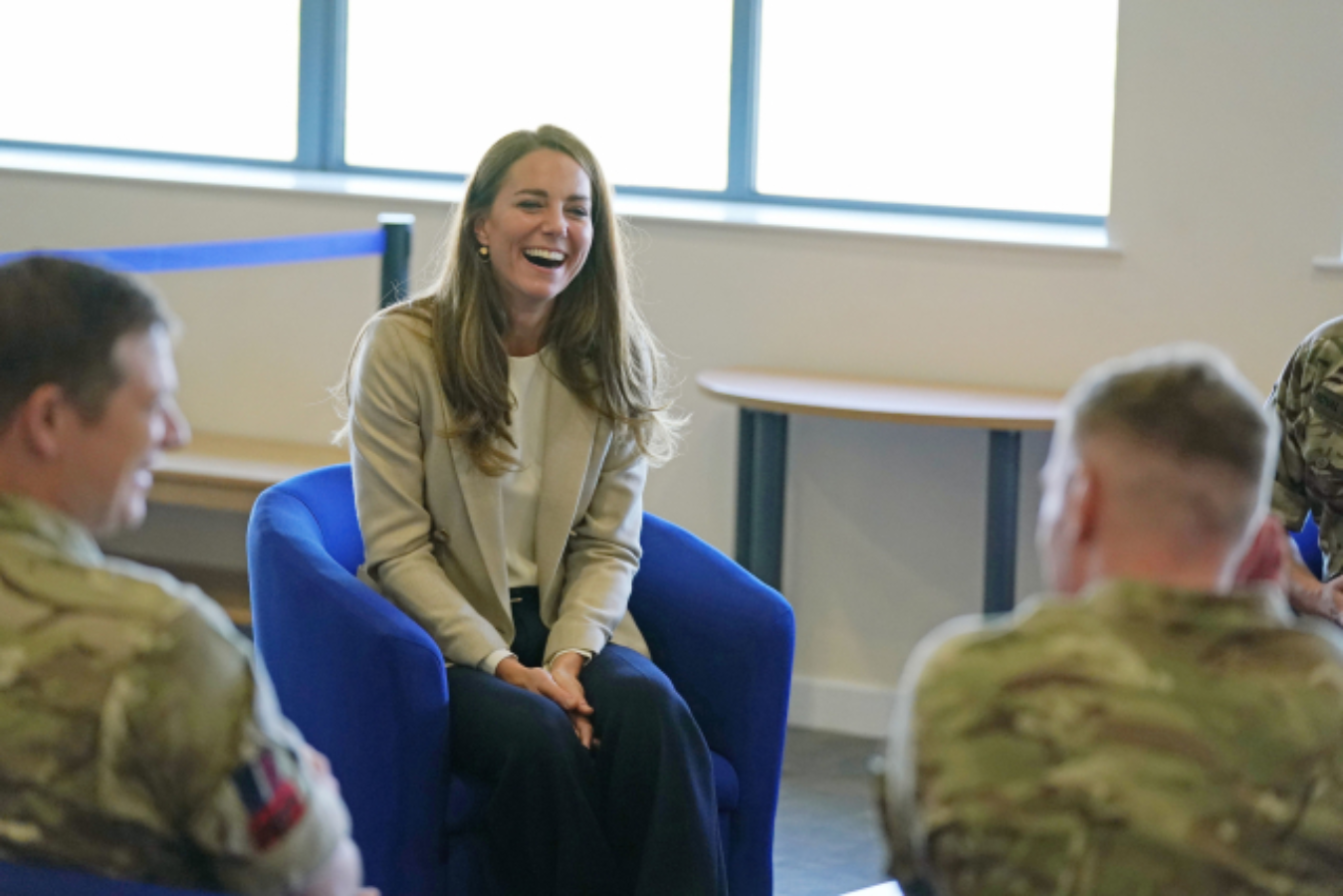 Opět dokonalá. Kate Middleton si na setkání s vojáky vzala model za desetitisíce