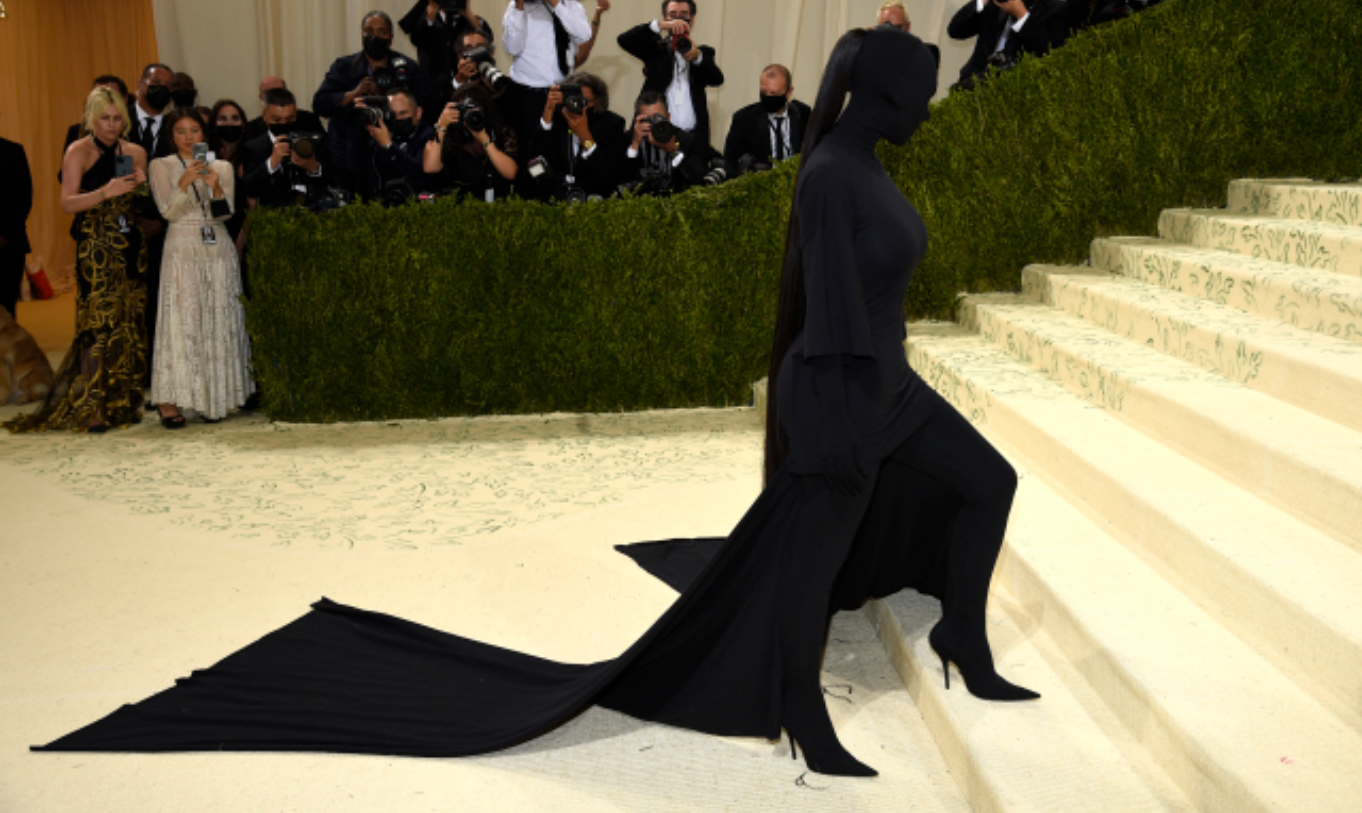 Make-up opravdu nepotřebovala. Kim Kardashian se na Met Gala celá zahalila do černé
