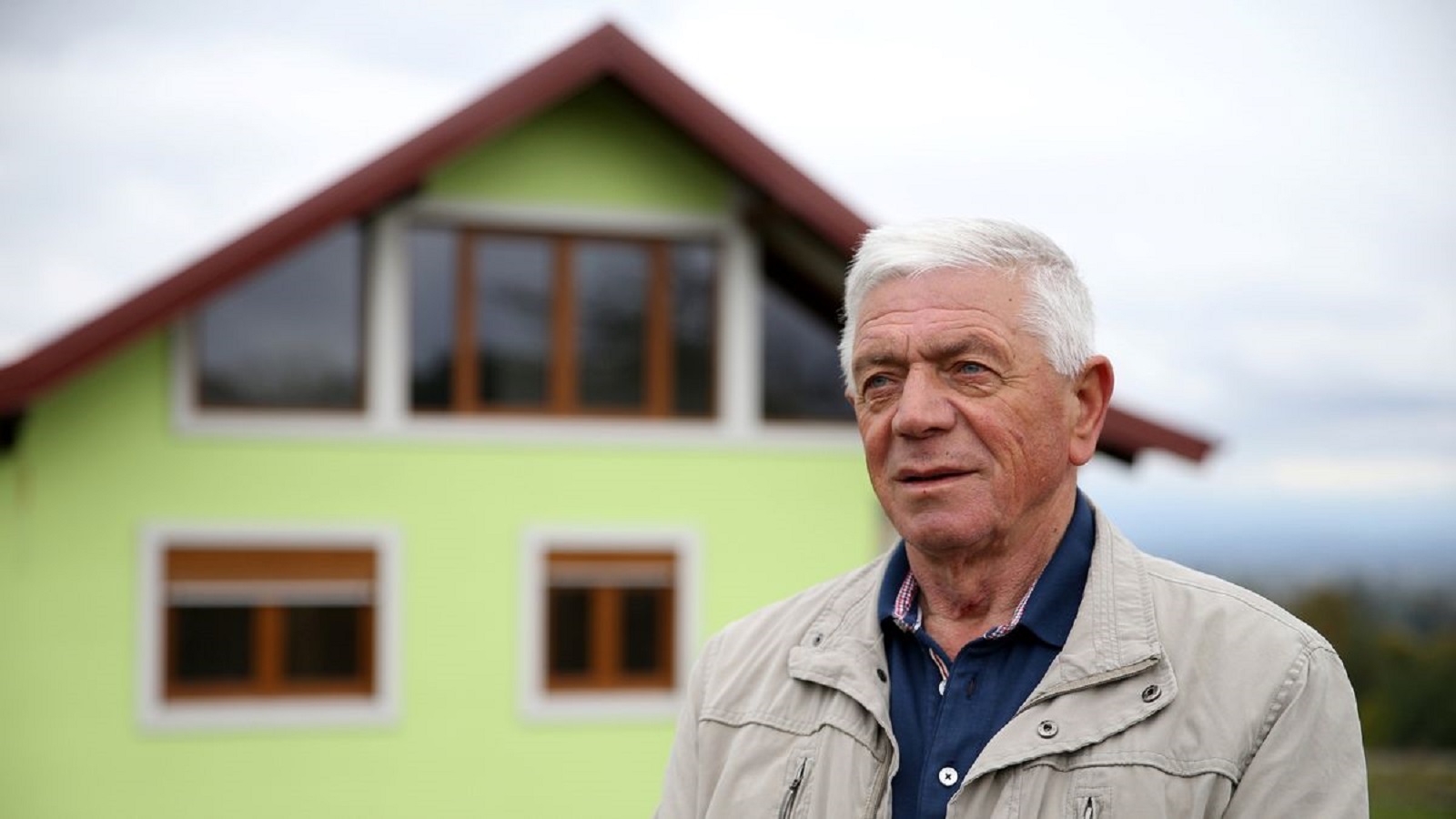 Chaloupka na kuří nožce? Muž postavil dům, který se může otáčet kolem své osy
