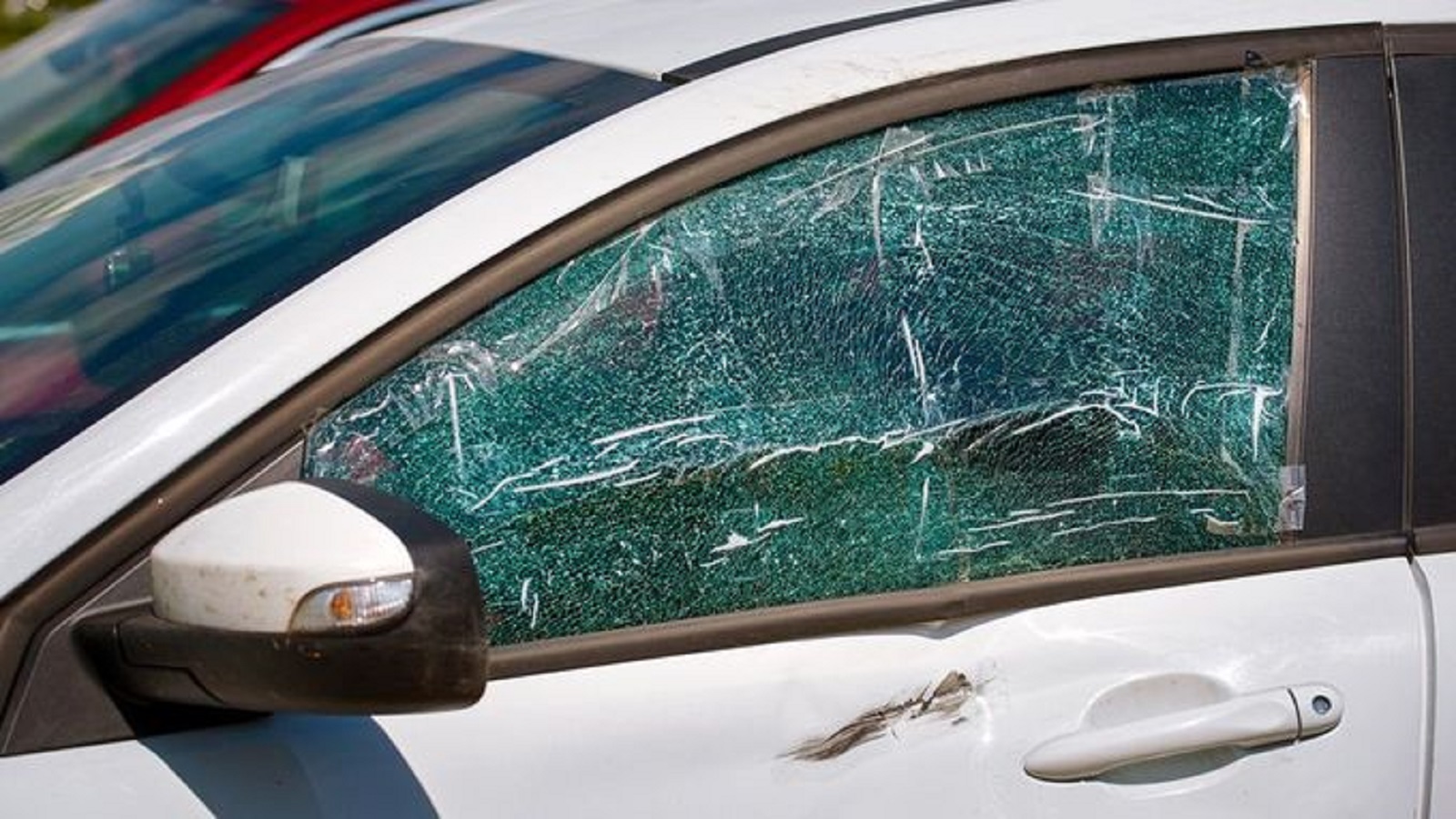 To se nepovedlo: Ze žárlivosti chtěl rozbít auto milenci své manželky, ale spletl si auta
