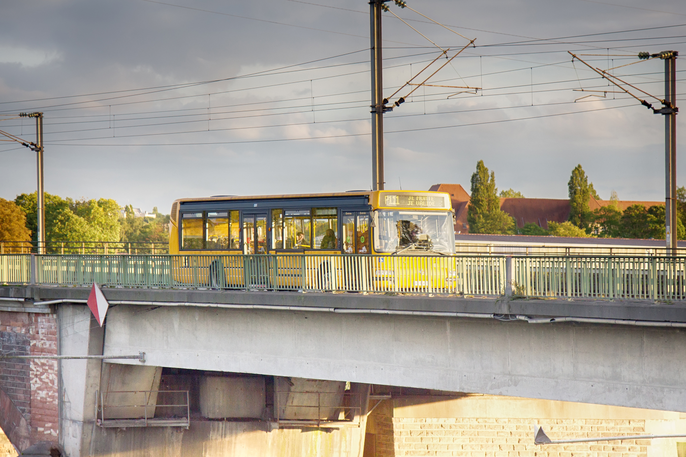 Hrdina dne: Řidič autobusu zachránil ženu s dítětem v náručí