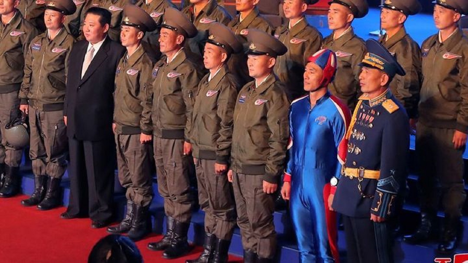 Rakeťák baví sociální sítě: Muž v&nbsp;modré kombinéze zastínil Kim Čong-una