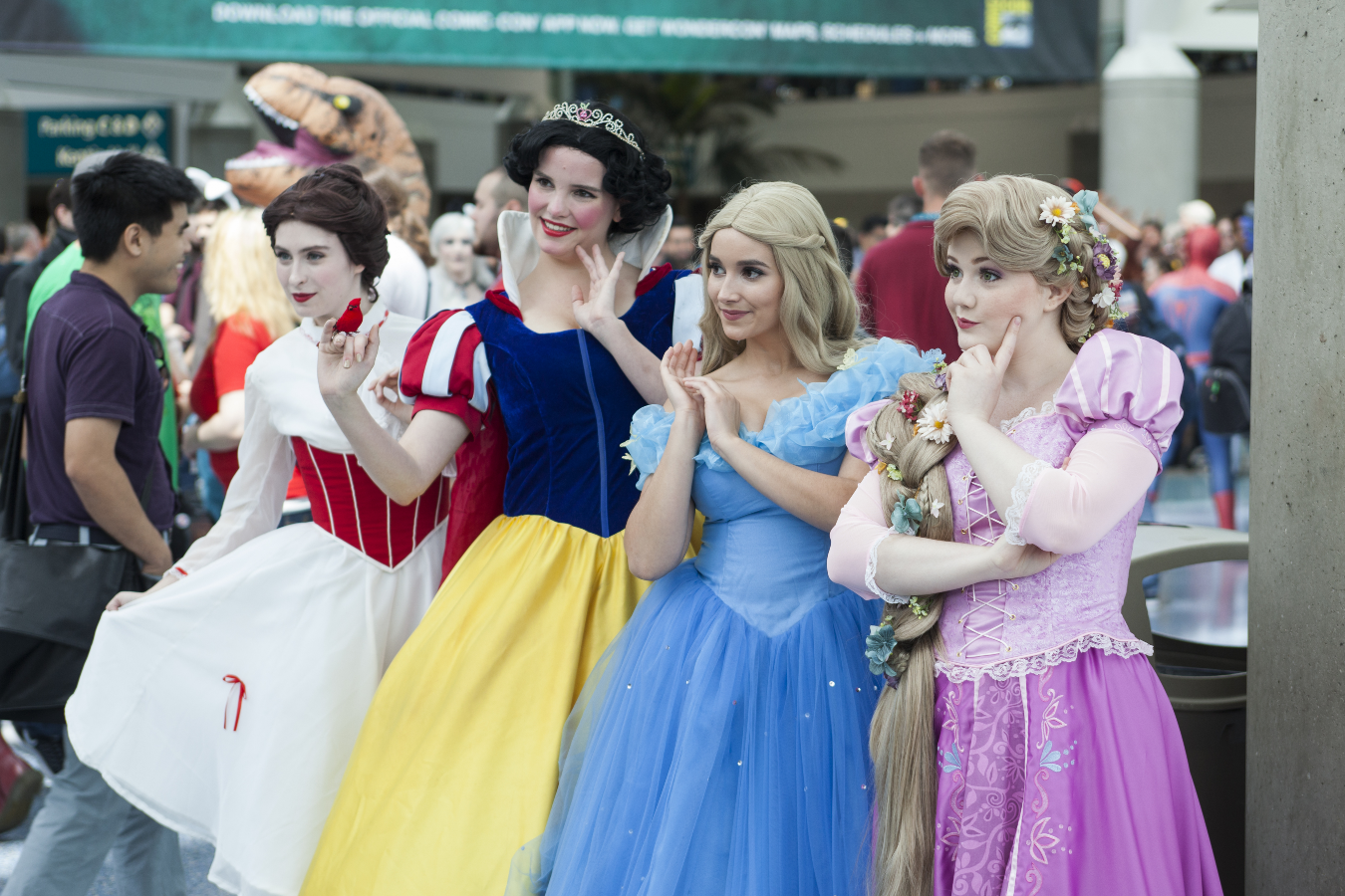 Dívka okouzlila internet. V lockdownu začala napodobovat šaty Disney princezen