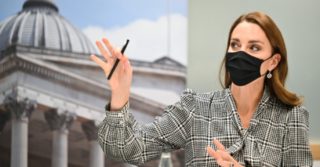 Oblečení z&nbsp;konfekce klidně i&nbsp;několikrát za sebou. Kate Middleton na&nbsp;sobě měla šaty za pětistovku