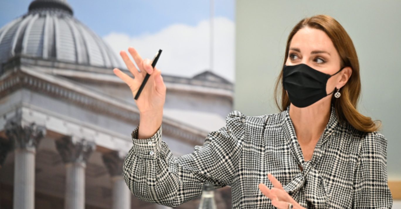 Oblečení z&nbsp;konfekce klidně i&nbsp;několikrát za sebou. Kate Middleton na&nbsp;sobě měla šaty za pětistovku