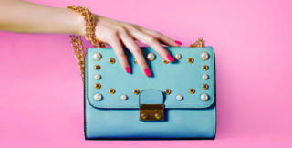 Přes rameno, na&nbsp;předloktí či&nbsp;v&nbsp;ruce? To, jak nosíte svoji kabelku, o&nbsp;vás hodně vypoví