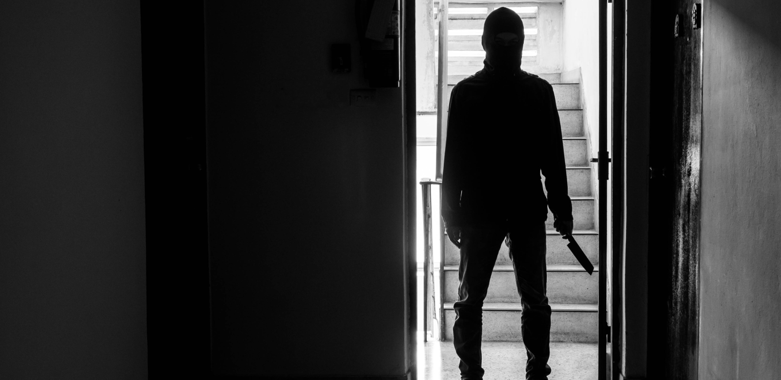 Muž chtěl chlapce ve strašidelném domě jen vystrašit. Bodl ho nožem do nohy