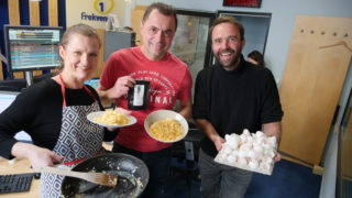 Maxijedlík se pokusil o&nbsp;nový rekord – snězení 50 míchaných vajec za 5 minut