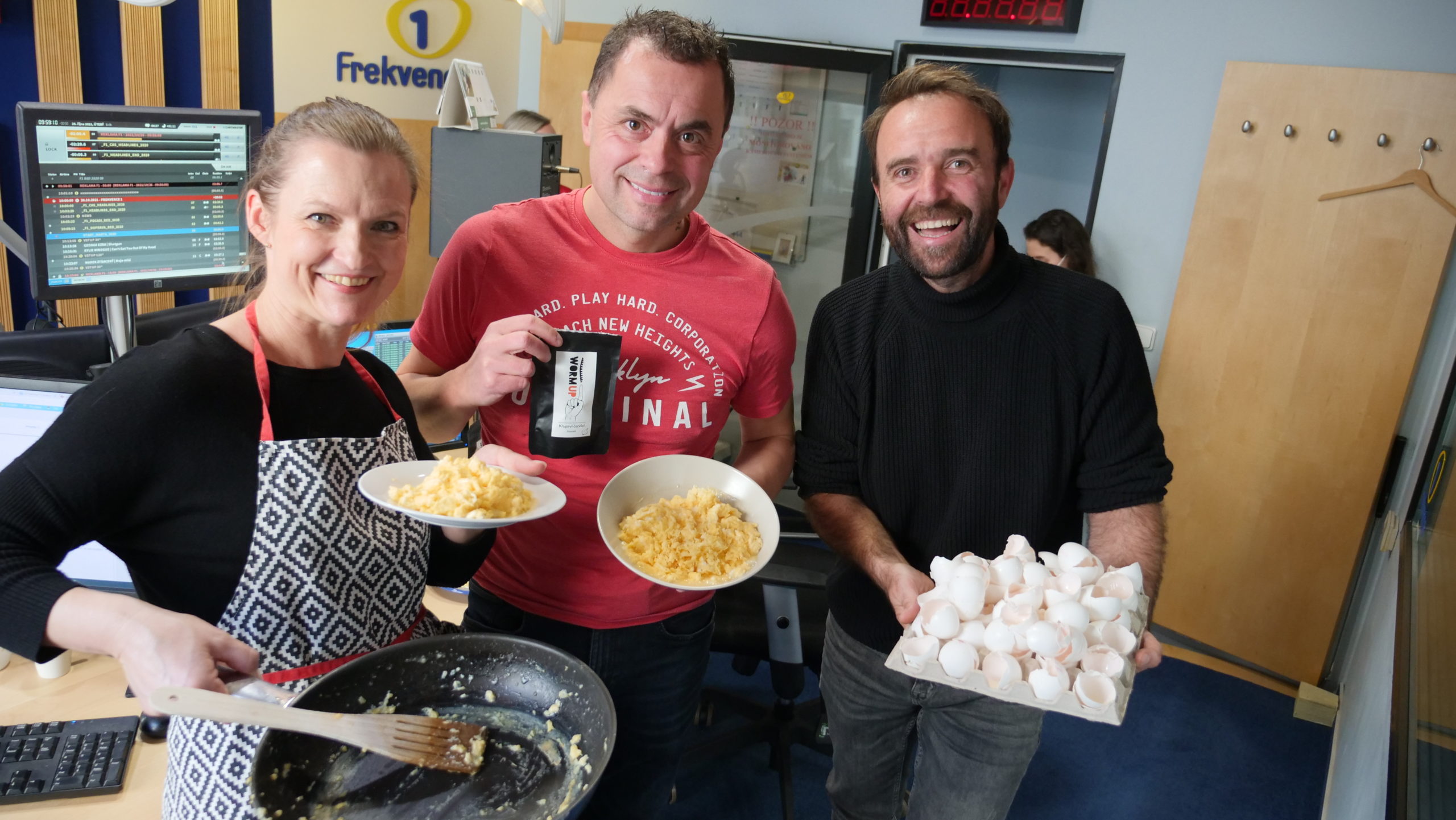 Maxijedlík se pokusil o&nbsp;nový rekord – snězení 50 míchaných vajec za 5 minut