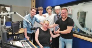 Česká Samantha ze Sexu ve městě s&nbsp;partičkou mladíčků! Poslechněte si, jak zpovídala boyband What About Us