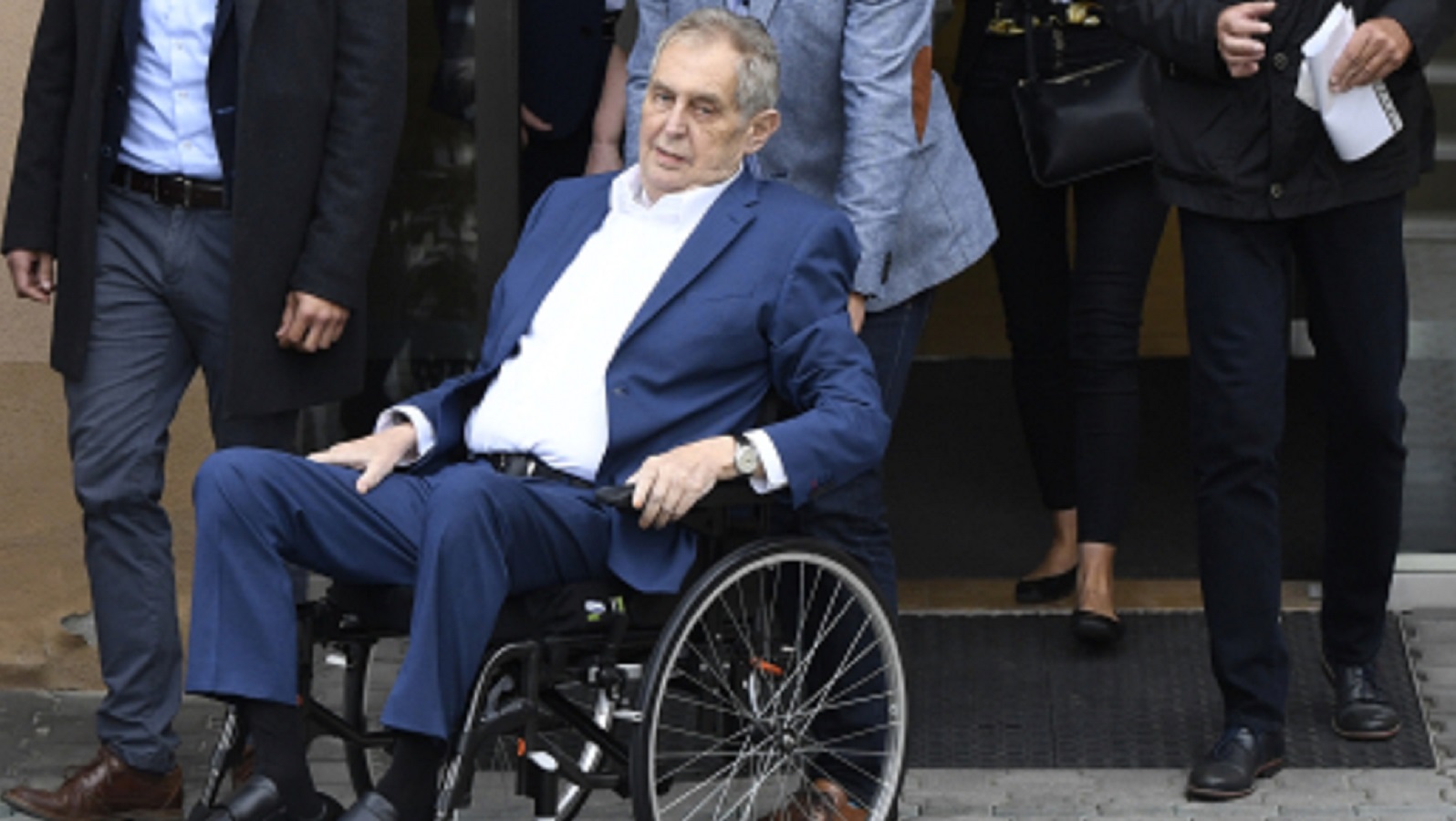 Frekvence 1: Prezident Zeman dlouho převoz do nemocnice odmítal! Chtěl odvolit a&nbsp;dát rozhovor Primě, ale přitížilo se mu