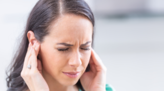 Obyvatelé jedné anglické vesničky jsou zoufalí. Mučí je tajemné hučení