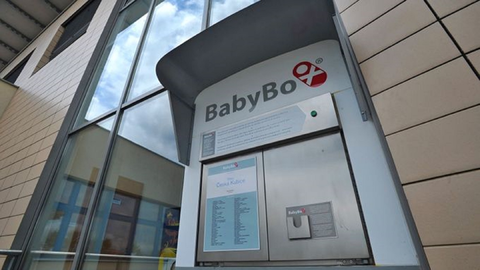 Nečekaný objev: V babyboxu sestry našly opilého Poláka, který zde spal
