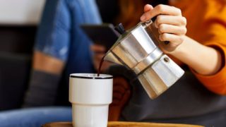 Hospodští v&nbsp;Budapešti účtovali turistovi patnáct tisíc za jednu kávu. Nyní je zadržela policie