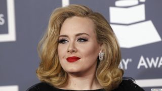Adele září v&nbsp;novém videoklipu k&nbsp;písni Oh My God. Na&nbsp;chvíli se promění v&nbsp;jeptišku